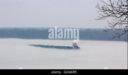 Barge Verkehr im Nebel Stockfoto