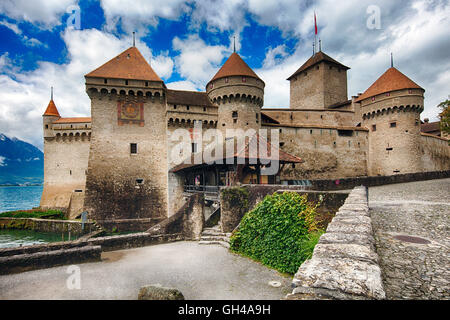 Niedrigen Winkel Eingang Blick auf das Schloss Chillon am Genfersee, Veytaux, Waadt Kanton, Schweiz Stockfoto