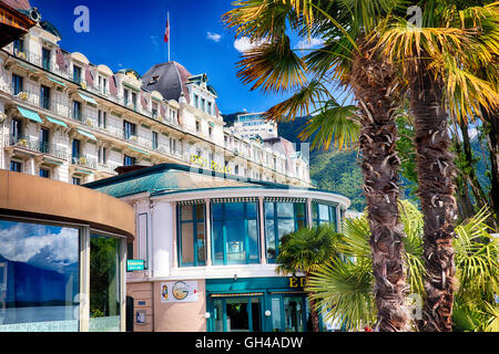 Niedrigen Winkel Ansicht eines klassischen Hotels mit Palmen, Eden Palace, Montreux, Kanton Waadt, Schweiz Stockfoto