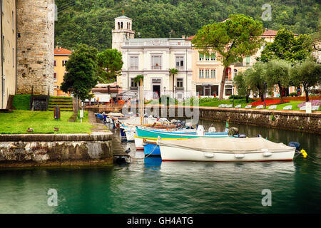 Boote im Hafen Kanal, Riva Del Garda, Gardasee, Tentino Alto-, Italien Stockfoto