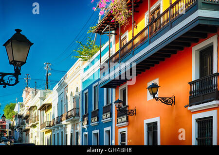 Niedrigen Winkel Blick auf bunte Straße mit Häusern im spanischen Kolonialstil, San Juan, Puerto Rico Stockfoto