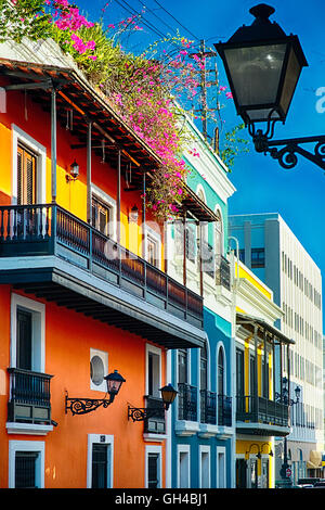 Niedrigen Winkel Ansicht von bunten spanischen Kolonialhäuser, San Juan, Puerto Rico Stockfoto