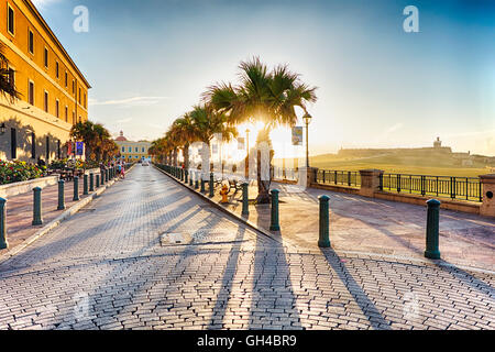 Old San Juan Sonnenuntergang als angesehen von Calle Norzagaray mit Festung El Morro in den Hintergrund, San Juan, Puerto Rico Stockfoto