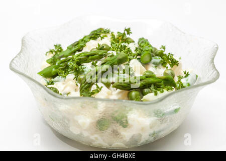 Kartoffel-Salat Zubereitung: Kartoffelsalat auf einer Glasschale Stockfoto