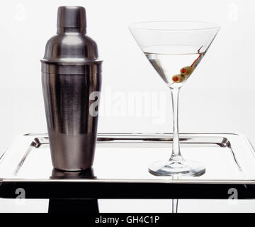 Hohe Schlüssel Studio Bild eines klassischen Martini trinken mit Oliven und Shaker auf einem Tablett Stockfoto