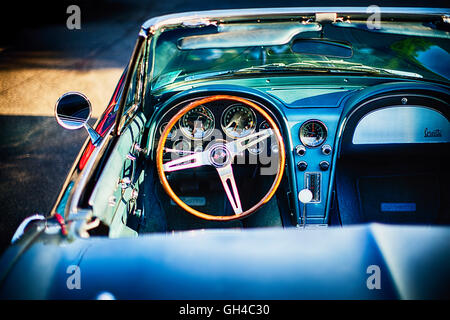 Nahaufnahme von einem klassischen 1965 Chevrolet Corvette Stingray Roadster Interieur mit der Instrumententafel, New Jersey USA Stockfoto