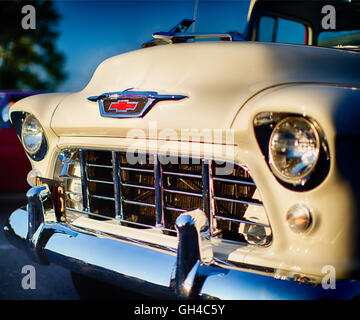 Niedrigen Winkel Blick nach vorne auf eine klassische 1955 Chevrolet Pick Up Truck Stockfoto