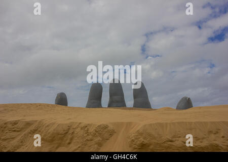 PUNTA DEL ESTE, URUGUAY - 4. Mai 2016: Hand-Skulptur befindet sich in Playa Brava touristischen Strand in uruguay Stockfoto