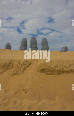 PUNTA DEL ESTE, URUGUAY - 4. Mai 2016: fünf menschliche Finger aus Sand, ist diese Skulptur auch bekannt als die hand Stockfoto