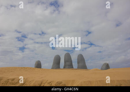 PUNTA DEL ESTE, URUGUAY - 4. Mai 2016: die Hand-Skulptur im Jahr 1982 gebaut und es hat gewordenes der berühmtesten Wahrzeichen uruguays Stockfoto