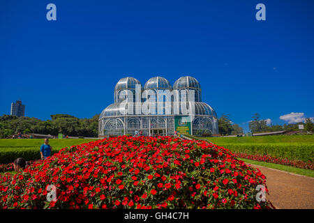 CURITIBA, Brasilien - 12. Mai 2016: schöne Sicht auf das Gewächshaus, ist es eine metallische Struktur von geometrischen Gärten umgeben Stockfoto