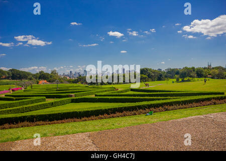 CURITIBA, Brasilien - 12. Mai 2016: schöne Aussicht auf die Skyline der Stadt von den Gärten des botanischen park Stockfoto