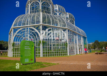 CURITIBA, Brasilien - 12. Mai 2016: schöne Seitenansicht der metallischen Struktur des Gewächshauses im Botanischen Garten Stockfoto