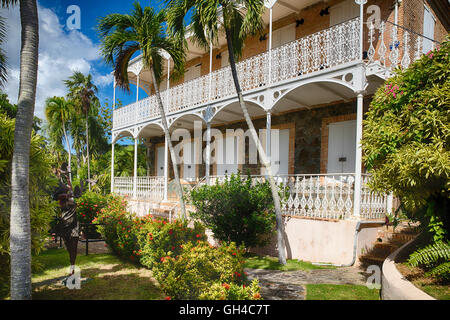 Niedrigen Winkel Blick auf ein Haus im Kolonialstil mit gusseisernen Doppelbalkon, Villa Notman, Charlotte Amalie, St. Thomas, Amerikanische Jungferninseln Stockfoto