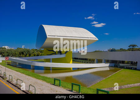 CURITIBA, Brasilien - 12. Mai 2016: das Oscar Niemeyer Museum konzentrierte sich in Architektur, Design und bildende Kunst Stockfoto