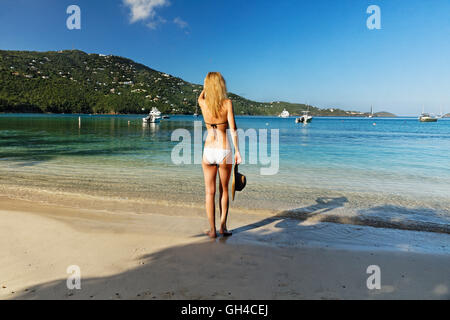 Rückseite Blick auf eine junge Frau im Bikini auf einem Strand wir Out auf dem Meer, Magens Bay, St. Thomas, Amerikanische Jungferninseln Stockfoto