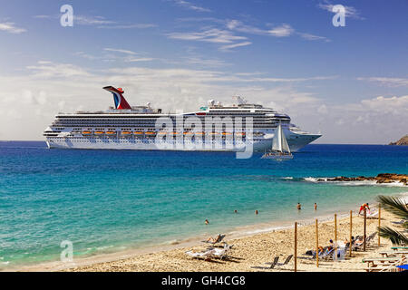 Blick auf einen Strand mit einem Kreuzfahrtschiff in den Hintergrund, Franzose Bay Reef, St. Thomas, Amerikanische Jungferninseln Stockfoto