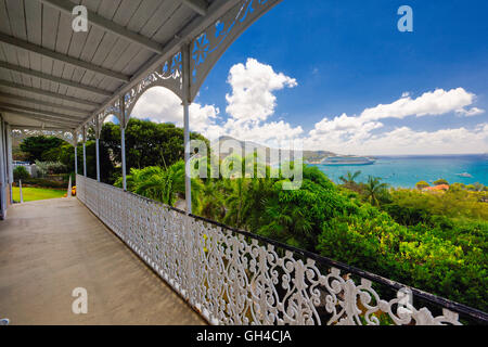 High Angle View vom Balkon eines Hafens mit einer Kreuzfahrt Schiff, Villa Notman, Charlotte Amalie, St. Thomas, Amerikanische Jungferninseln Stockfoto