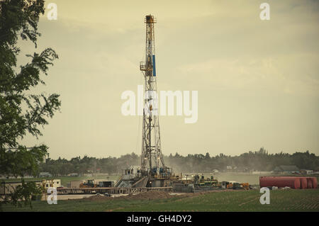 Bohranlage im zentralen Colorado Explorationsarbeiten für Erdgas zu tun. Retro-Instagram aussehen. Stockfoto