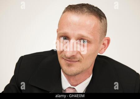 Kopf und Schulter Porträt eines Mannes mittleren Alters vor grauen Studio-Hintergrund. Stockfoto