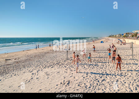 Adelaide, Australien - 7. Februar 2016: Menschen spielen Sie Volleyball am Henley Beach an einem warmen sonnigen Tag. Stockfoto