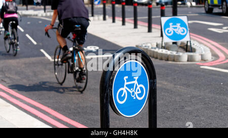 Radfahrer, die mit dem neuen TFL Zyklus Superhighway im Zentrum von London Stockfoto