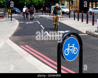 Radfahrer, die mit dem neuen TFL Zyklus Superhighway im Zentrum von London Stockfoto