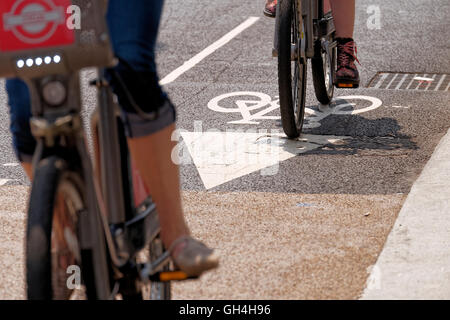 Radfahrer, die mit dem neuen TFL Zyklus Superhighway im Zentrum von London Stockfoto