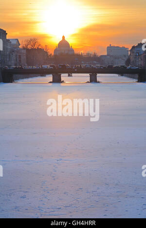 St. Petersburg, Stadtlandschaft, Fontanka Fluss bei Sonnenuntergang im winter Stockfoto