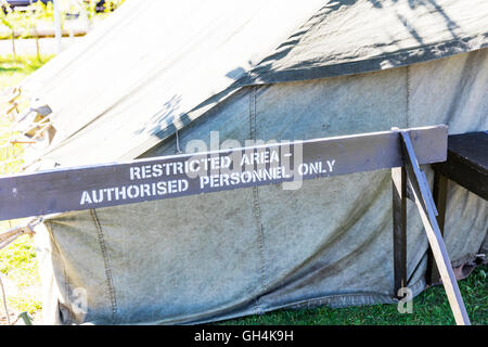 Armee Sperrgebiet Schild autorisiertes Personal nur Schilder Warnung UK England GB Stockfoto