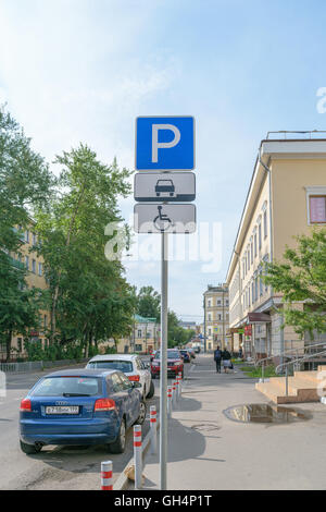 Straße Hinweisschild Parkplatz für die ungültige Pkw Stockfoto