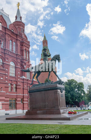 Moskau, Russland - 7. Juli 2016: Bronze-Statue von Marschall Zhukov neben dem Gebäude des historischen Museums auf dem Roten Platz Stockfoto