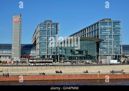 Geographie/Reisen, Deutschland, Sightseeing Bus vor dem Hauptbahnhof, im Vordergrund die Spree, Berlin, Additional-Rights - Clearance-Info - Not-Available Stockfoto