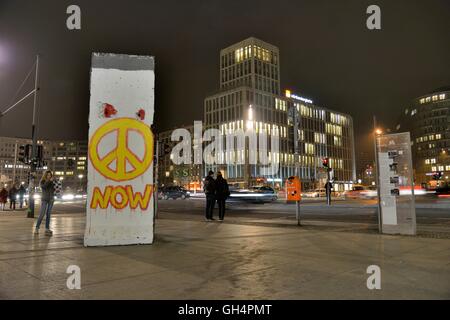 Geographie/Reisen, Deutschland, einer der Leiter des Berliner Mauer mit CND-oder Emblem des Friedens, der Kampagne für Nukleare Abrüstung, Potsdamer Platz (Potsdamer Platz), Nachtaufnahme, Berlin, Additional-Rights - Clearance-Info - Not-Available Stockfoto