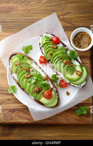 Frische Avocado-Toast zum Frühstück. Gesunde Ernährung Stockfoto