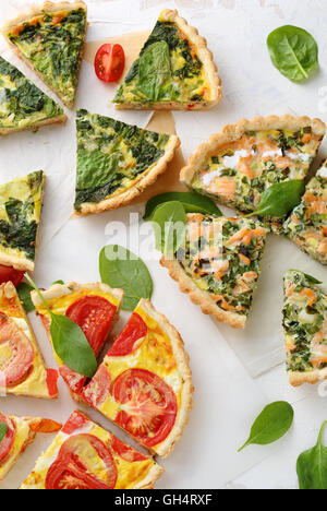 Sommer-Quiche mit Gemüse und Lachs. Essen Stockfoto