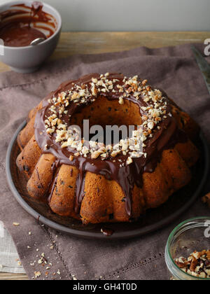 Schokoladen Gugelhupf mit Nüssen, Essen Nahaufnahme Stockfoto