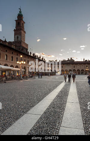 Ducale Platz in einem heißen Sommer Twilight. Vigevano, Lombardei. Italien Stockfoto