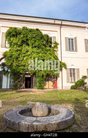 Innenhof des Mezzabarba Villa aus dem späten achtzehnten Jahrhundert. Certosa di Pavia, Lombardei. Italien Stockfoto