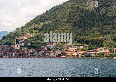 Schwimmende Verlegung von Christo und Jeanne-Claude Künstlern geschaffen wurden. Sulzano, Lombardei. Italien Stockfoto