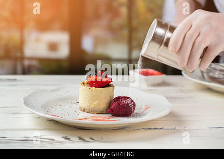 Kleine Kuchen auf weißen Teller. Stockfoto