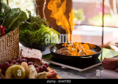 Flammen in Pfanne erhitzen. Stockfoto