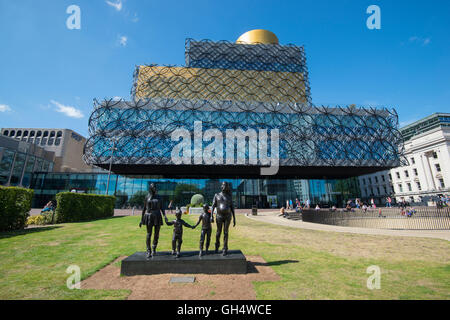 Familie-Statue vor der Library of Birmingham in Centenary Square in Birmingham City, West Midlands, England UK Stockfoto