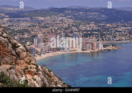 Geographie/Reisen, Spanien, Blick auf die Skyline von Calpe und den Strand Playa Levante aus dem Felsen Penon de Ifach in Calpe, Costa Blanca, Additional-Rights - Clearance-Info - Not-Available Stockfoto