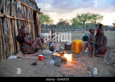 Geographie/Reisen, Namibia, Frauen Himba am Feuer in ihrem Kraal im Dorf Omuramba, Kaokoveld, Afrika, Additional-Rights - Clearance-Info - Not-Available Stockfoto
