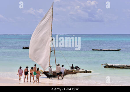 Geographie/Reisen, Tansania, Touristen auf einem Dhau steigen, Dongwe Strand, Dongwe, Sansibar, Additional-Rights - Clearance-Info - Not-Available Stockfoto