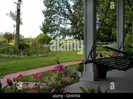 Midwest Garten, Blick vom Swing auf Veranda Stockfoto