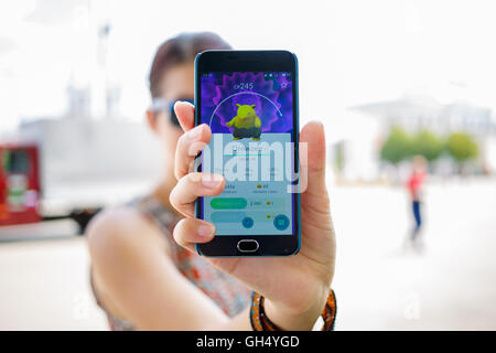 Moskau, Russland - August, 02: Android-Nutzer spielen in Pokemon Go augmented Reality Handyspiel auf Smartphone. Stockfoto