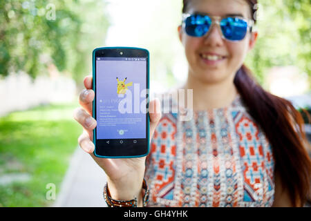 Moskau, Russland - August, 02: Android-Nutzer spielen in Pokemon Go augmented Reality Handyspiel auf Smartphone. Stockfoto