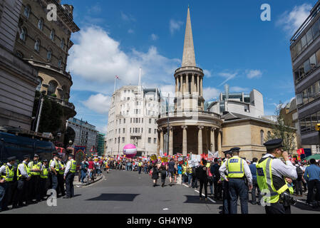 Keine weiteren Sparmaßnahmen - nicht um Rassismus - Tories müssen gehen, organisierte Demonstration von Völkern Versammlung, Samstag, 16. Juli 2016, London, Stockfoto